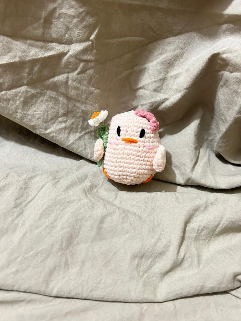 handmade crochet duckling keychain with daisy – premium milk cotton amigurumi 🐥🌼 handmade crochet duckling keychain with daisy – premium milk cotton amigurumi 🐥🌼