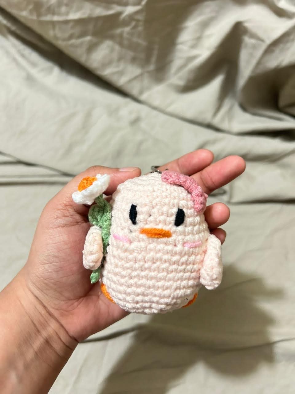handmade crochet duckling keychain with daisy – premium milk cotton amigurumi 🐥🌼 handmade crochet duckling keychain with daisy – premium milk cotton amigurumi 🐥🌼